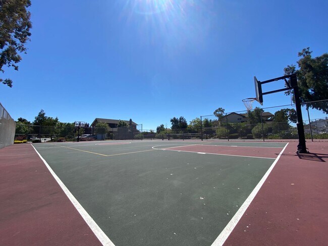 Building Photo - *COMING SOON!* 4 bed/3 bath lake house wit...