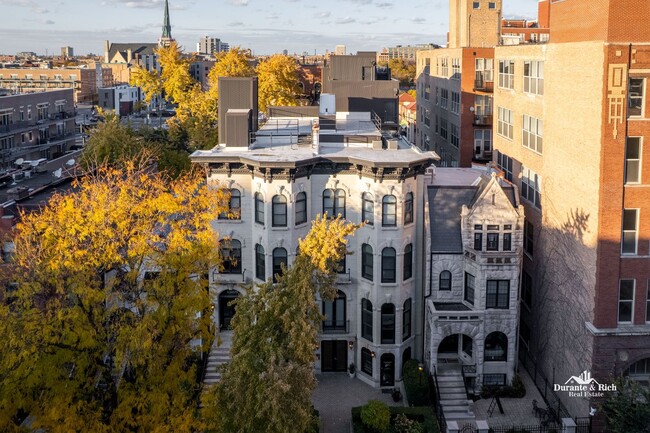 Building Photo - Luxurious Fully Furnished Penthouse Retreat in the Heart of Chicago's Desirable Near West Side