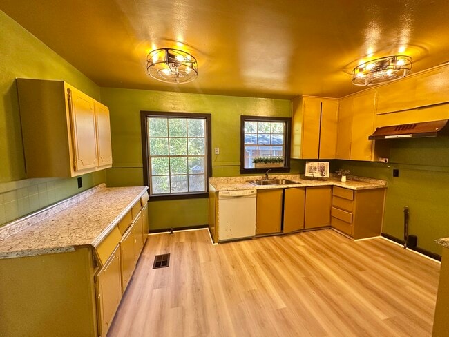 Building Photo - 2704 44th Ave