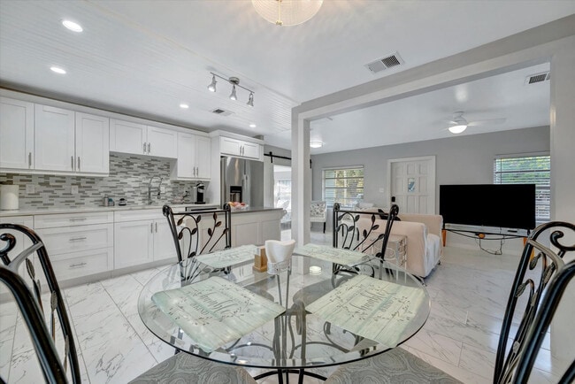 Building Photo - 4213 E Yukon St