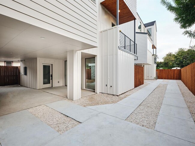 Building Photo - 3208 Govalle Ave