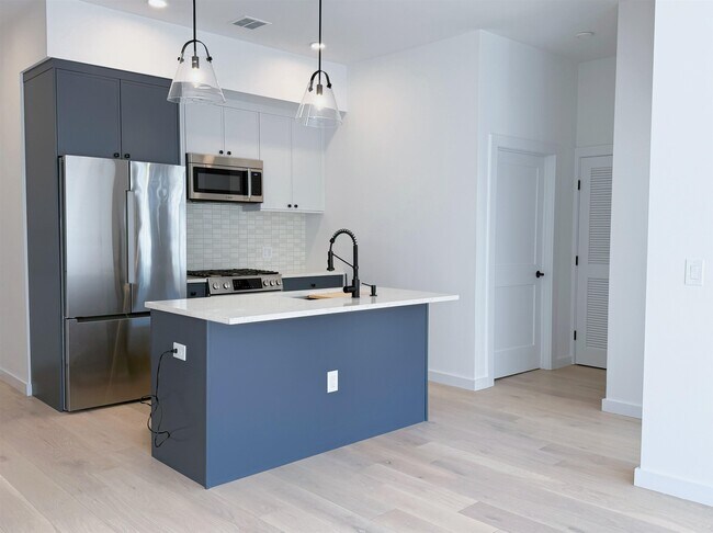 Building Photo - 425 3rd St