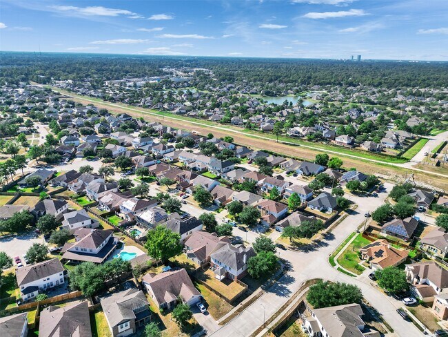Building Photo - 29650 Legends Green Dr