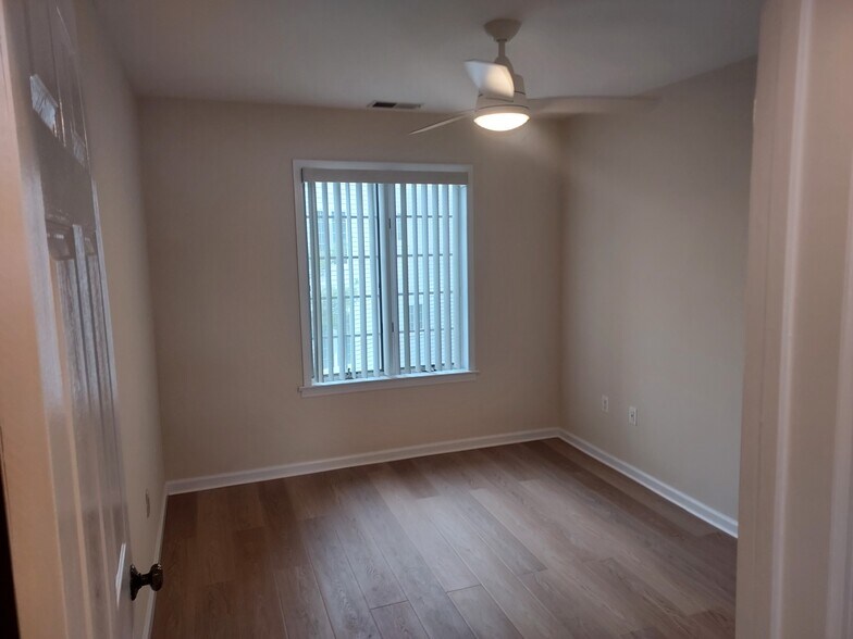 Building Photo - 239-70B Oak Park Dr