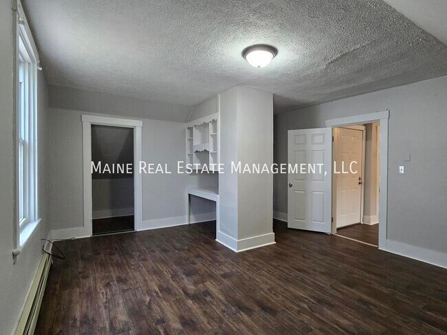 Building Photo - 139 Oak St