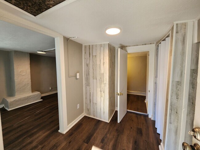 Building Photo - 823 Cumberland Dr