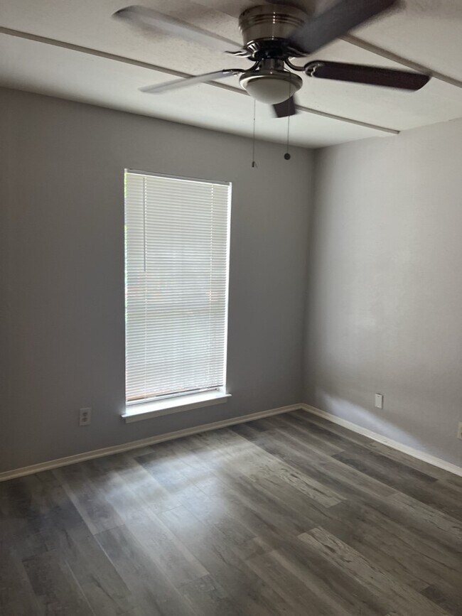 Building Photo - 6200 W Tidwell Rd