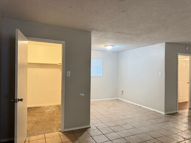 Building Photo - 405 Cypress Cir