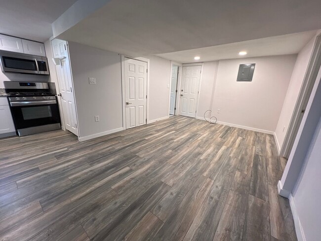 Building Photo - Garden-level 2 bed, 1 bath Half-Duplex in ...
