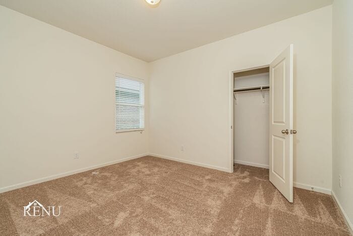 Building Photo - 527 London Dr