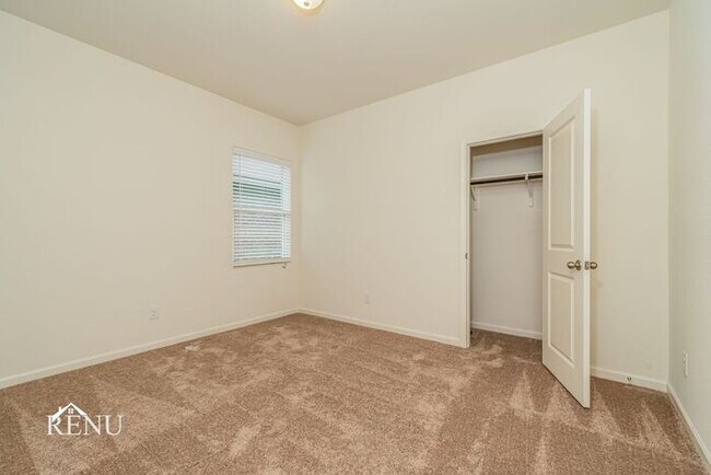 Building Photo - 527 London Dr