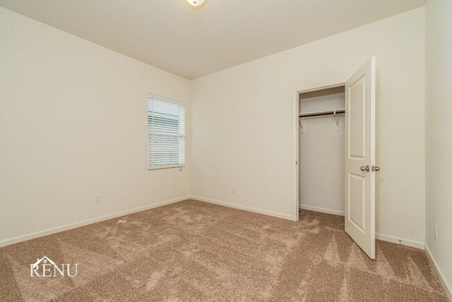 Building Photo - 554 London Dr