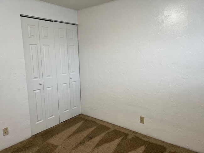 Building Photo - 2 bed 1 1/2 bath duplex in Springfield!