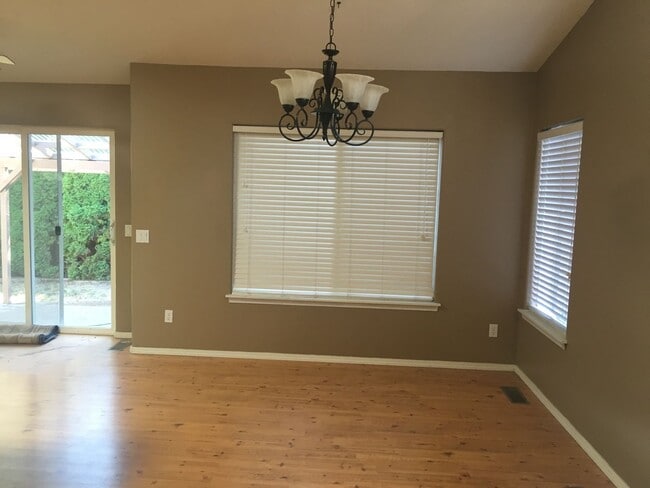Building Photo - 3 Bedroom Ranch, 2 Car Garage, Air Conditi...