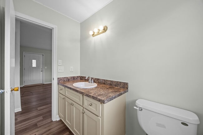 Building Photo - 904 Jennifer Ln