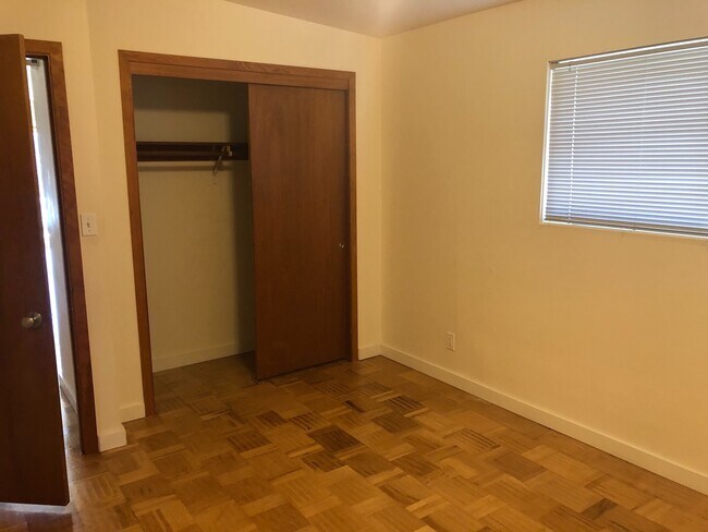 Building Photo - Beautiful 2-Bedroom Apartment with Stunnin...