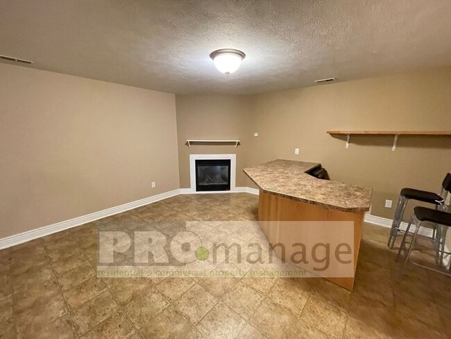Building Photo - 4 Bed, 3 Bath Town Home w/ 2 Car Garage - ...