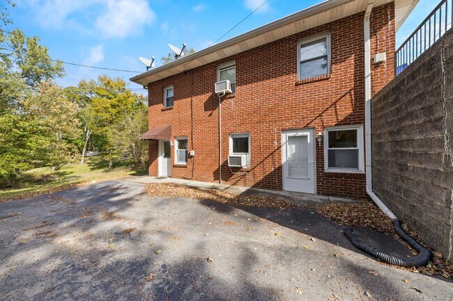 Building Photo - 521 Hawkins Rd