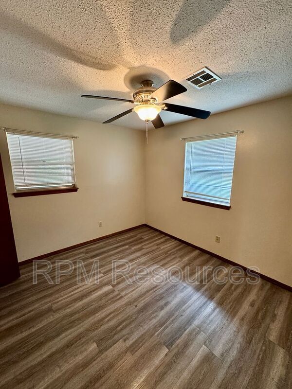 Building Photo - 7625 S Sherwood Ave
