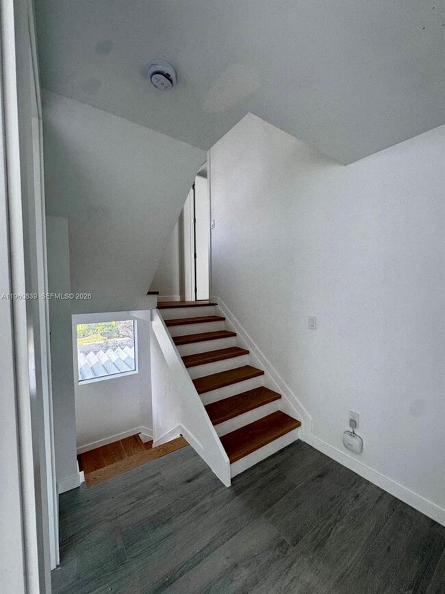 Building Photo - 3204 Plaza St