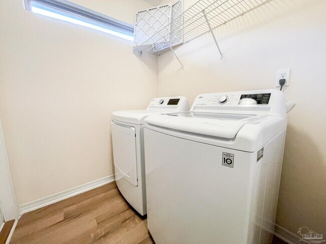 Building Photo - 5853 Bilek Dr