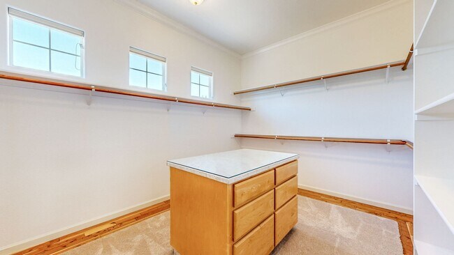 Building Photo - Gorgeous Home with private yards, large de...