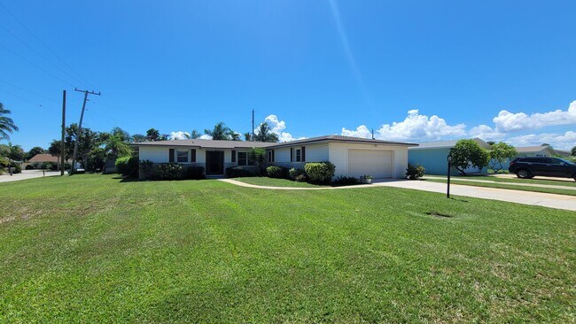 Building Photo - Beautiful Corner Lot Rental-Large 4 Bedroo...