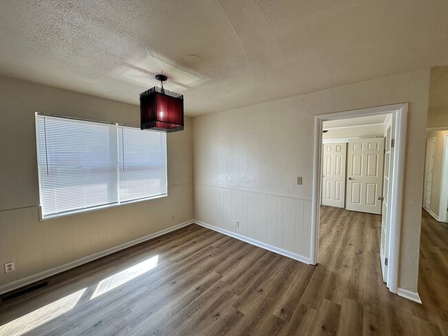 Building Photo - Versatile 3-bedroom, 1.5-bath Home Available in OKC!
