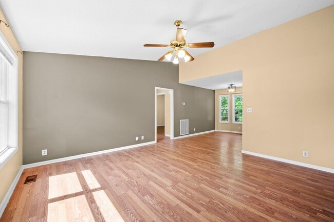 Building Photo - Charming Brick Ranch with Spacious Living Areas & Beautiful Bay Window Views!