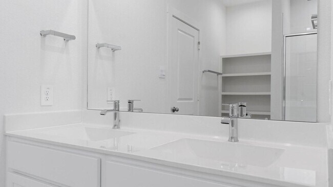 Building Photo - 5030 Balcolm Dr