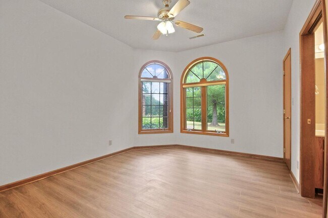 Building Photo - Private 3BR Brick Home with Scenic View