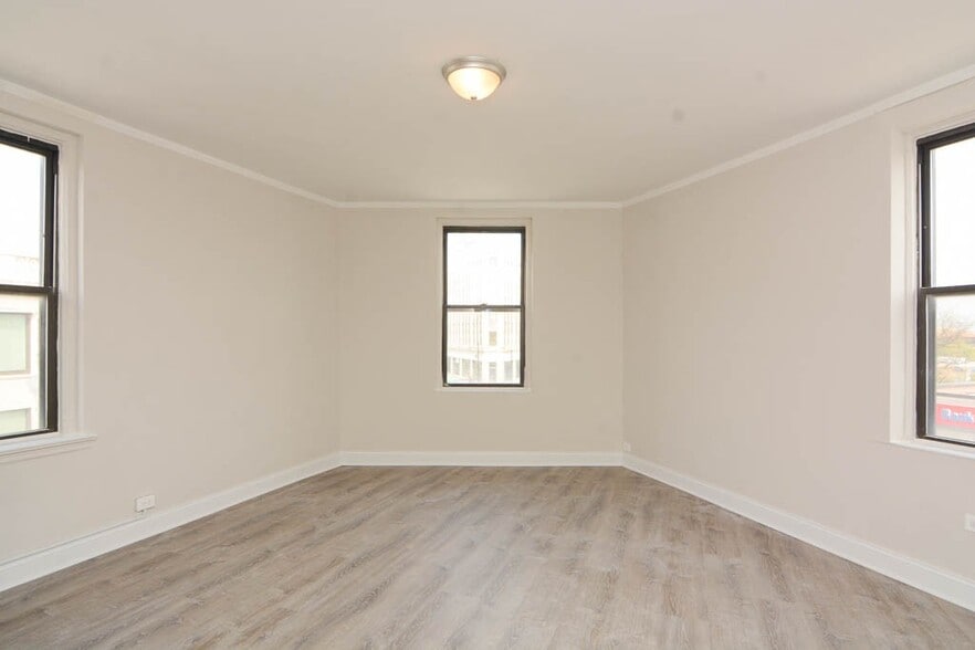 Building Photo - 3335 W Diversey Ave