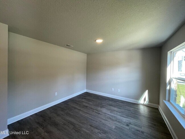 Building Photo - Large 4-bedroom home located in the South ...