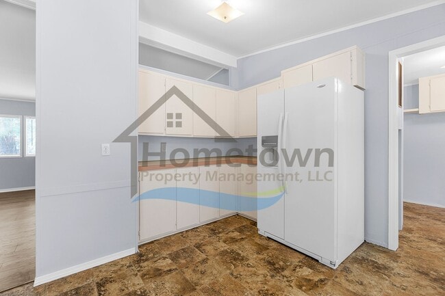 Building Photo - 3 Bedroom 2 Bathroom Home with Off-Street ...