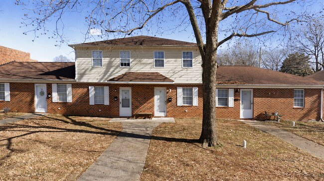 Building Photo - Two bed, 1.5 bath townhome in Graham