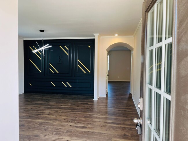Building Photo - WOW! 5 bedrooms, 4.5 baths with a guest be...