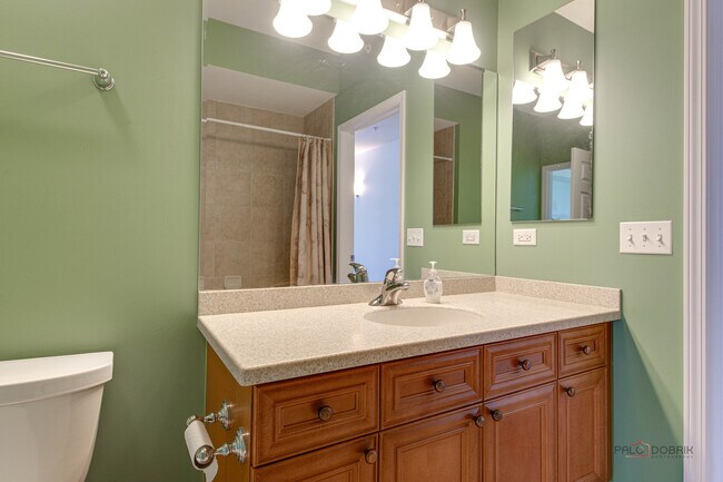 Building Photo - 799 Graceland Ave