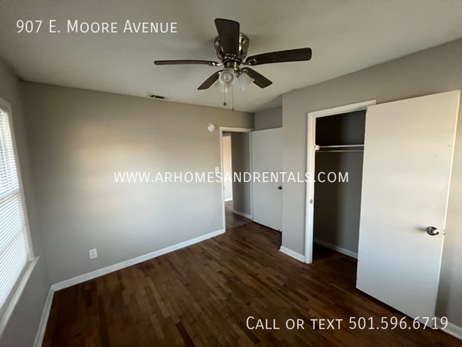 Building Photo - 907 E Moore Ave
