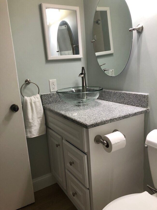 GUEST BATH - 630 Bird Bay Dr E