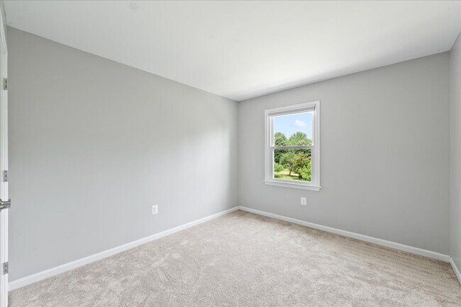 Building Photo - Stunning End-Unit Townhouse with Golf Cour...
