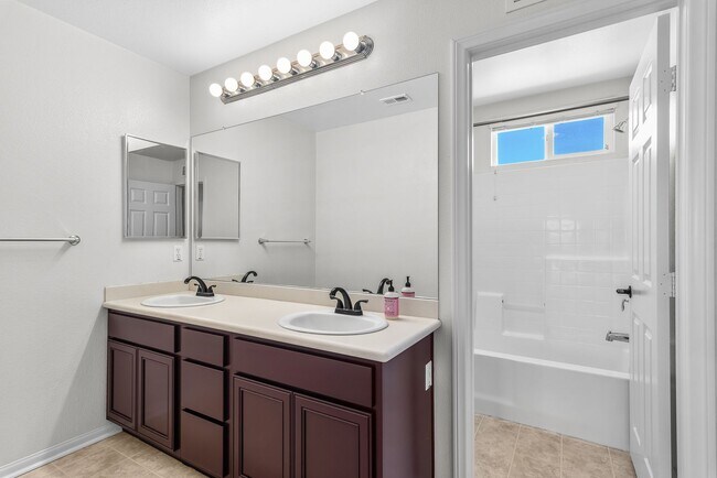 Building Photo - Spacious 4-Bedroom Home for Rent in Chula Vista – Available Now