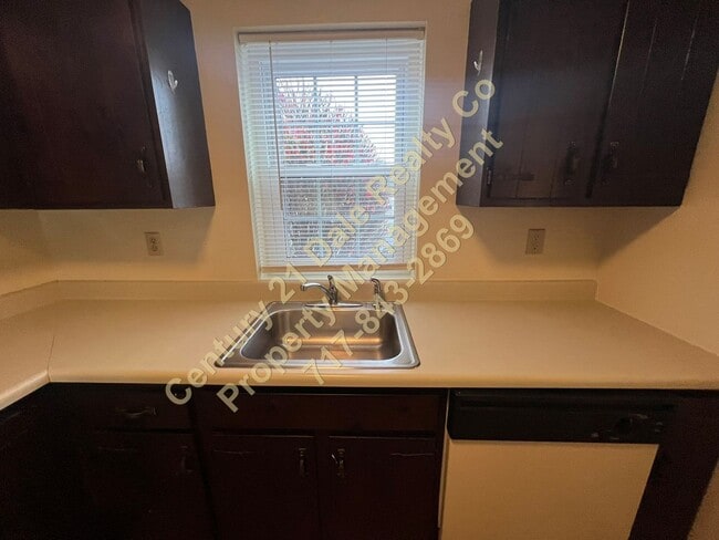 Building Photo - 2 Bedroom Townhouse in West York