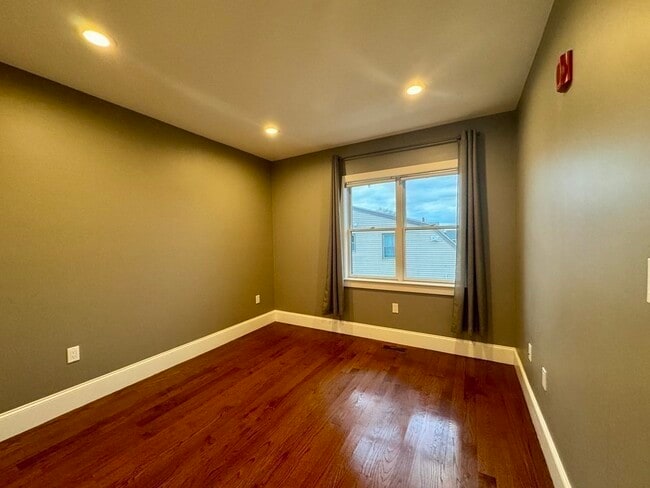 Building Photo - 198 California St