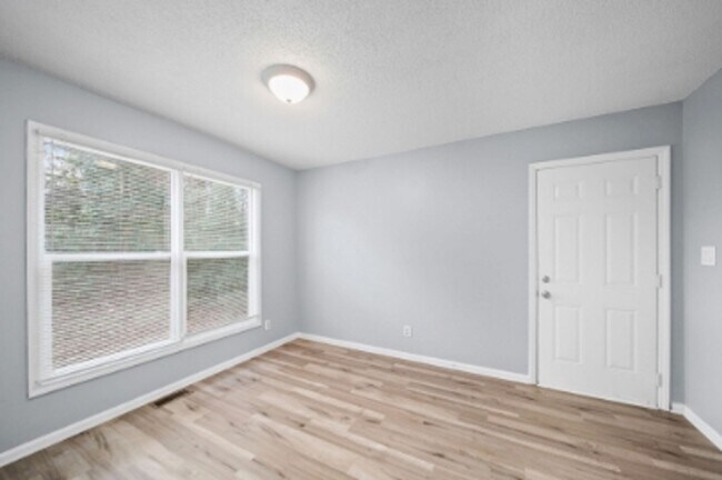 Building Photo - 3 Bedroom 1 Bath Home - Recently Refreshed