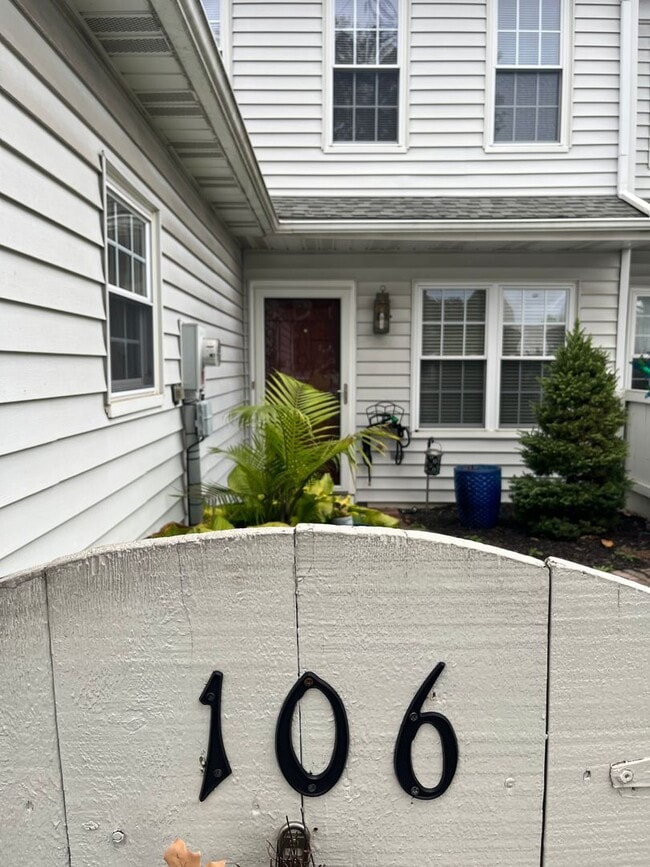 Building Photo - Stunning 3 Bedroom Townhome !