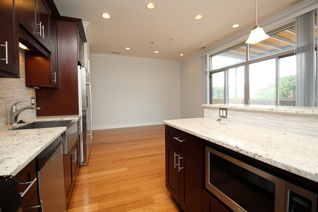 Building Photo - 1609 W Warren Blvd