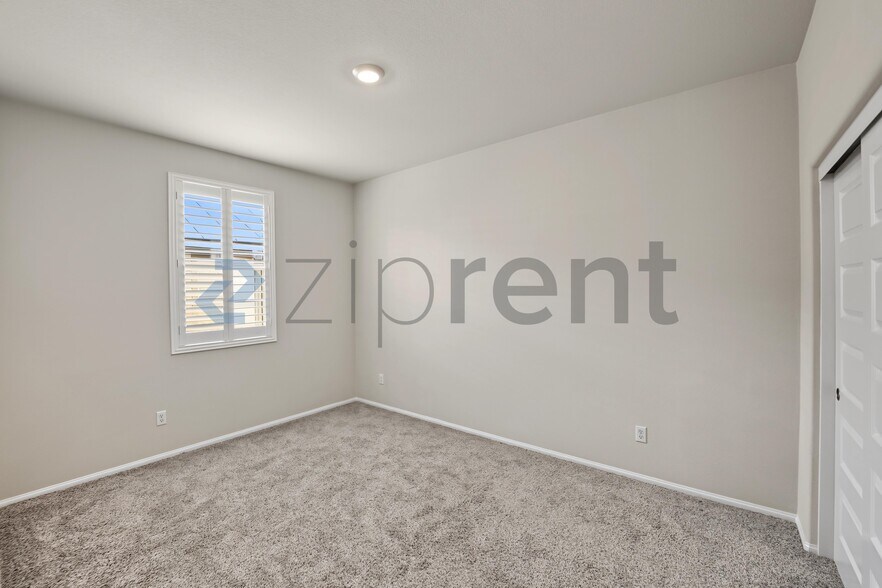 Building Photo - Unit