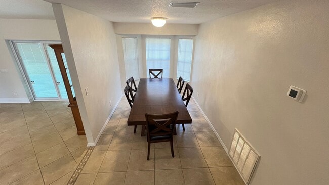 Building Photo - Bright & Spacious 3/2 Home with Huge Yard + Screened Patio — Lawn Care Included!