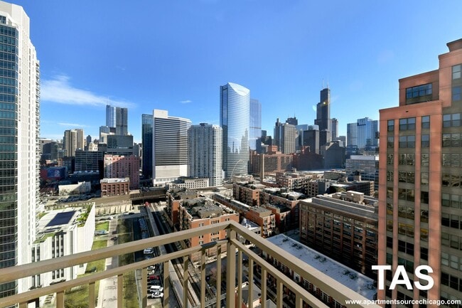Building Photo - 353 N Desplaines St
