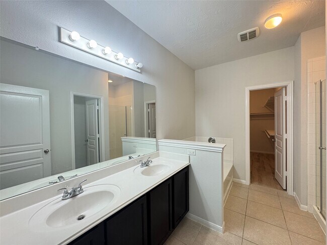 Building Photo - 8107 Gran Villa Dr